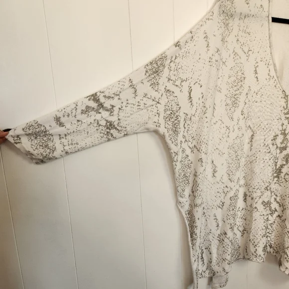 Design Lab White Snakeskin Oversized Loose V-Neck Sweater Top Size 1X Light - Picture 5 of 7